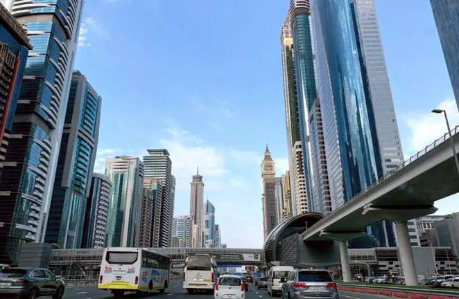 La Sheikh Zayed Road a su paso por el centro de Dubai. (EL CORREO)