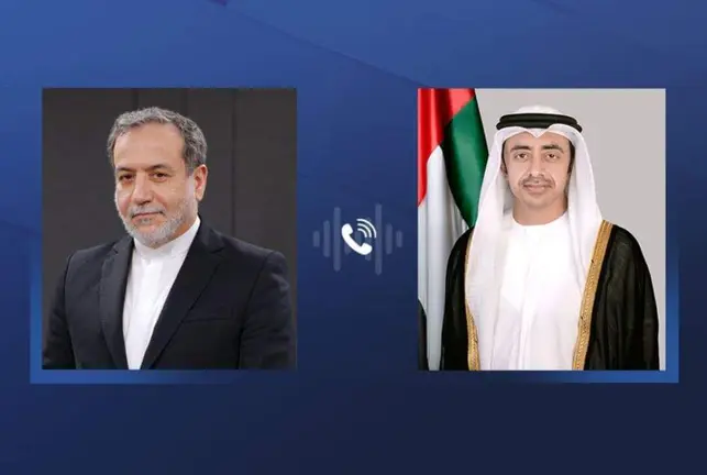 Los ministros de Exteriores de Ir&aacute;n -izquierda- y Emiratos &Aacute;rabes. (WAM)