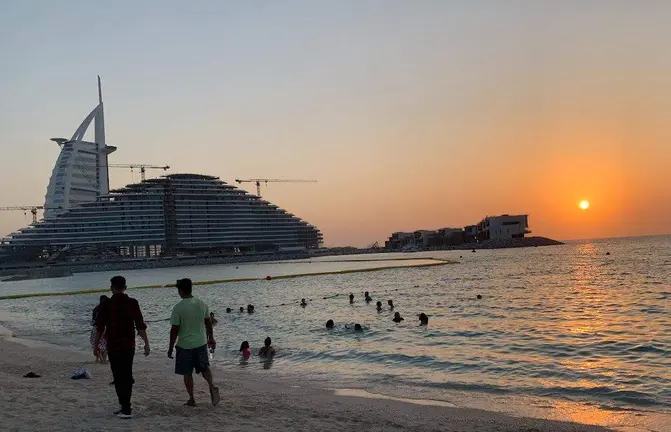 Atardecer en la playa de Jumeirah. (EL CORREO)