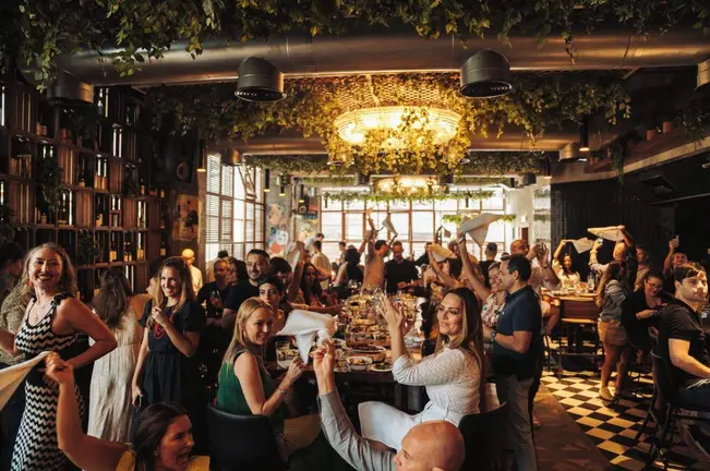 Animada fiesta en Lola Taberna Dubai. (Cedida)