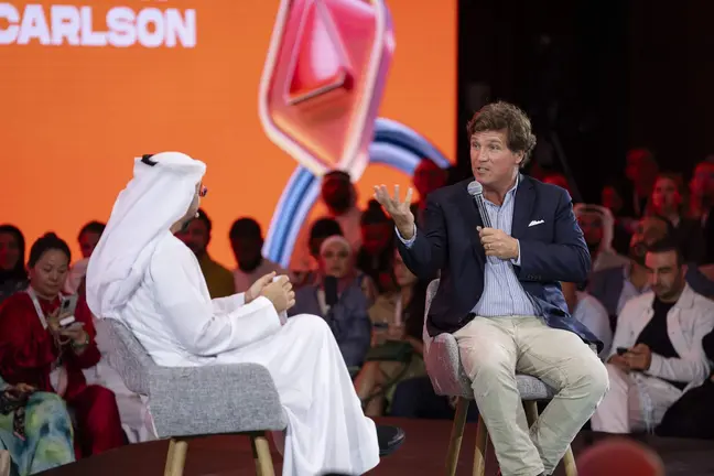 Tucker Carlson durante la presentaci&oacute;n de la Cumbre 1.000 millones de seguidores en Dubai 2025. (WAM)