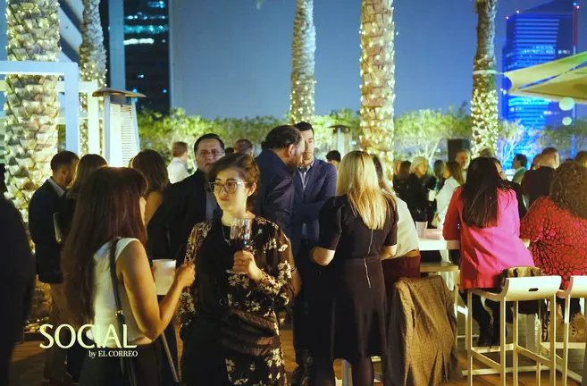 Asistentes de SOCIAL en COCO lounge Rooftop (EL CORREO).