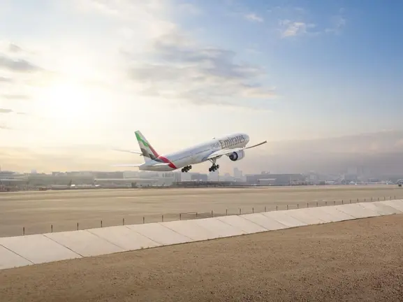 Un avión de Emirates durante el despegue. (WAM)
