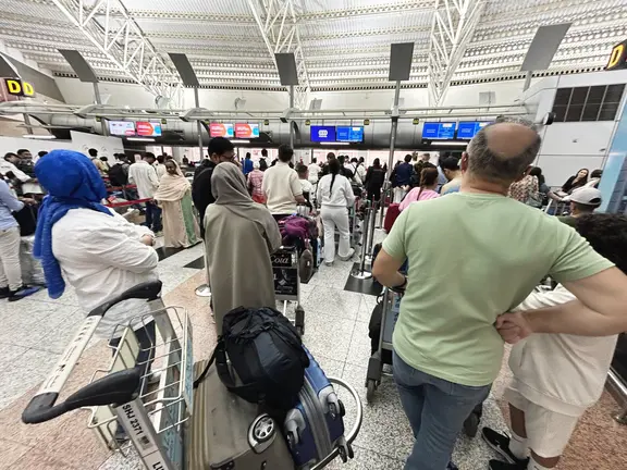 Pasajeros transitan por el Aeropuerto de Sharjah en Emiratos &Aacute;rabes Unidos. (R. Perez / EL CORREO)