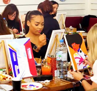 La celebración artística no solo promete diversión y creatividad, sino también una inolvidable noche de amistad y expresión personal. (lolataberna)