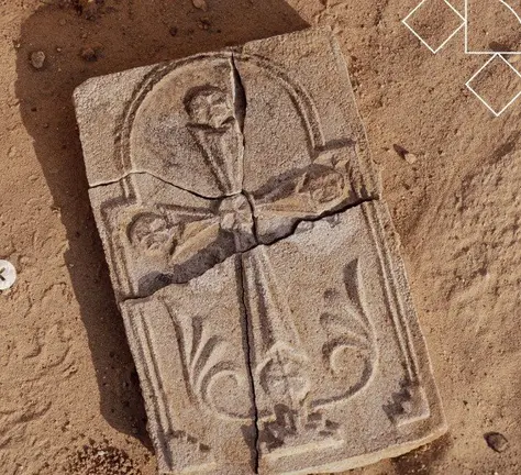 La cruz cristiana descubierta en Abu Dhabi. (Instagram)