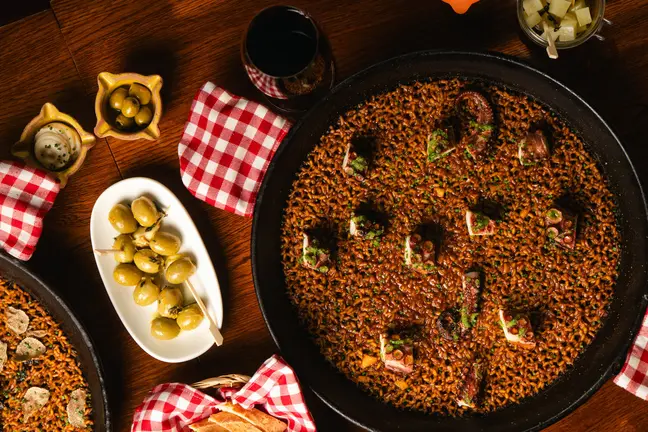Lola ofrece exquisitas paellas.