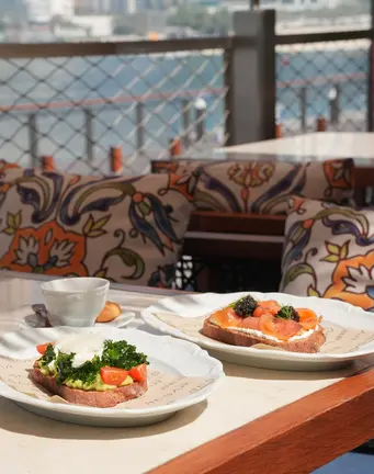 Durante el horario de desayunos, al pedir cualquier plato, Besar ofrece café o té ilimitados. (Cedida)