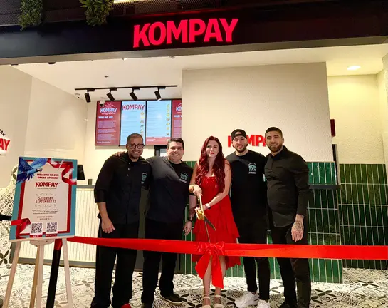 De izquierda a derecha: el chef ejecutivo de KOMPAY, José Mariotti; el fundador Alexis Devis; la embajadora de marca, Anastasiia Kolesnik; el fundador Marcos Fuenmayor; y el manager de
operaciones de Social Distrikt, Elie Sfeir. (EL CORREO)