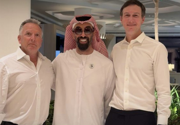 El jeque Tahnoon bin Zayed Al Nahyan en el centro de la imagen, a su derecha Steve Witkoff y Jared Kushner. (WAM)