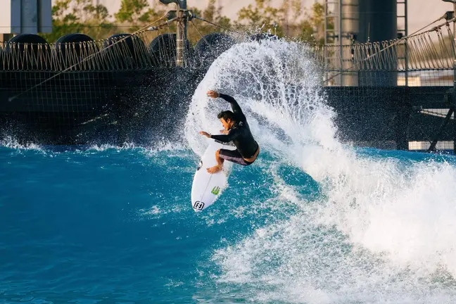 Un surfista en Abu Dhabi. (WAM)
