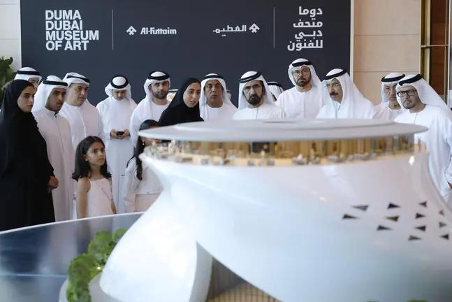 El gobernante de Dubai en el centro de la imagen ante la maqueta del Museo de Arte. (WAM)