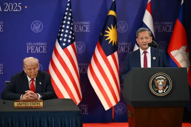 En la imagen difundida por la agencia Efe, el presidente de EE.UU., Donald Trump -izquierda-, escucha al primer ministro de Camboya, Hun Mane, durante su intervención en la ceremonia por el acuerdo de alto el fuego entre Cmaboya y Tailandia.