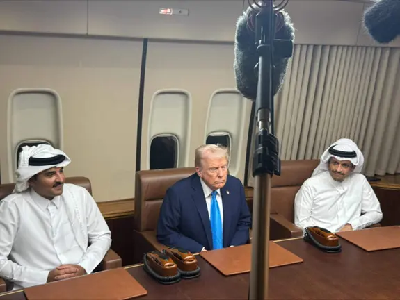 El presidente de Estados Unidos, Donald Trump -en el centro-, durante la reunión con el emir de Qatar, Tamim bin Hamad Al Thani  -izquierda- y su primer ministro, Mohammed bin Abdulrahman Al Thani, este sábado en Qatar a bordo del Air Force One. (Pool)