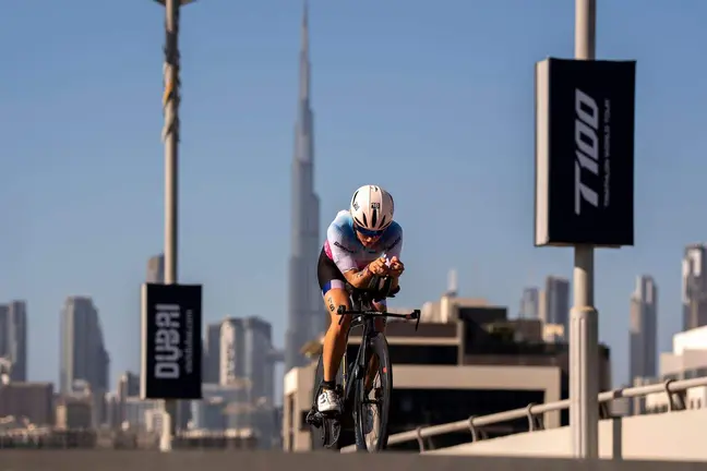 Un triatleta en una prueba en Dubai. (WAM)