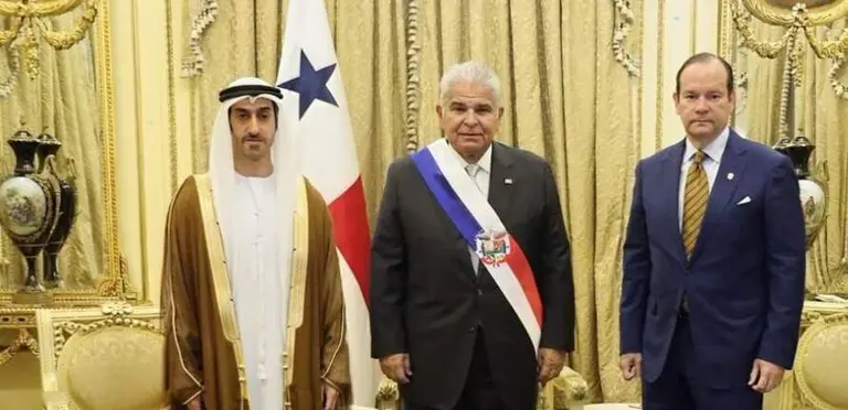 El embajador emiratí a la derecha del presidente Panamá. (WAM)