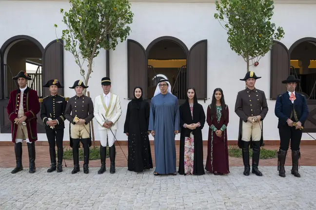El jeque Mansour con los representantes de arte ecuestre. (WAM)