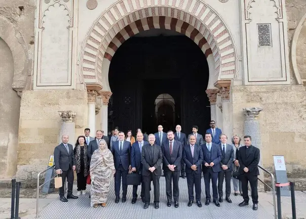 Los embajadores árabes, ante la Mezquita de Córdoba. (Fuente externa)