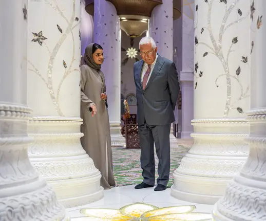 La especialista en visitas culturales Mahra Al Dhaheri ofreció a António Costa una explicación detallada del esplendor artístico y arquitectónico de la mezquita. (WAM)