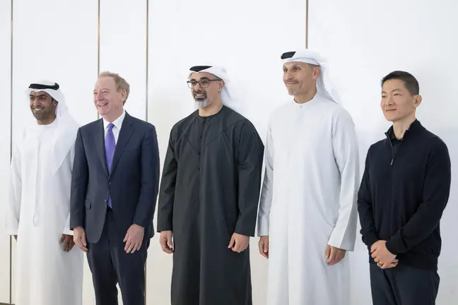 El príncipe heredero de Abu Dhabi junto a representantes de Microsoft tras el anuncio de inversión. (WAM)