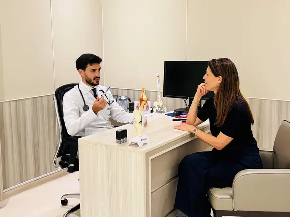 El doctor Andoni Díaz durante una consulta en Dubai. (Cedida)