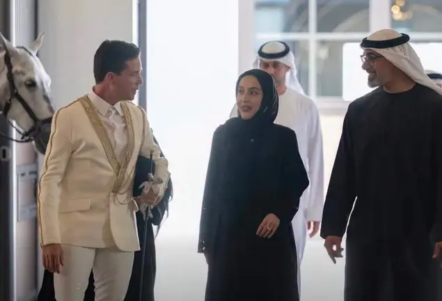 Gonzalo Marques junto a la ministra emiratí y el príncipe heredero de Abu Dhabi. (WAM)