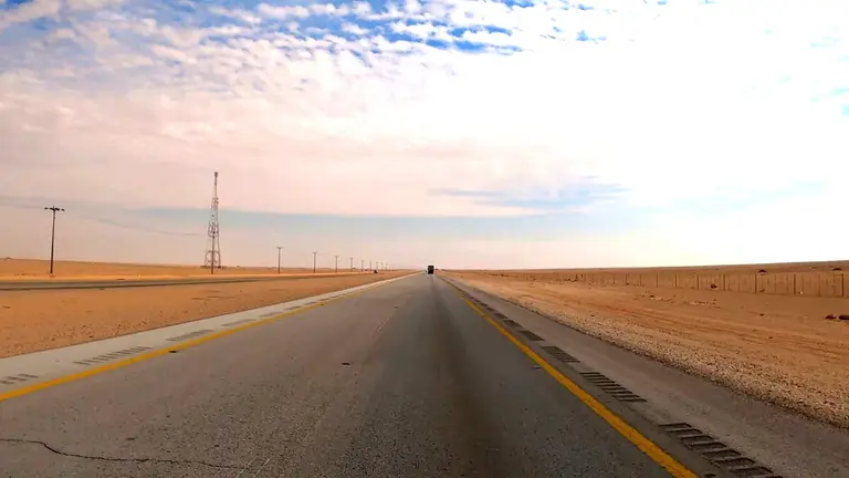La carretera Highway 10 llega hasta la frontera de EAU con Arabia Saudí. (X)