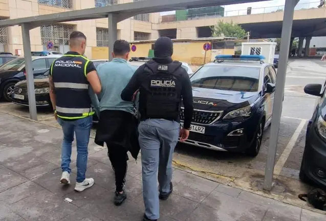 Una imagen de la detención del ecuatoriano difundida por la policía española. (X)