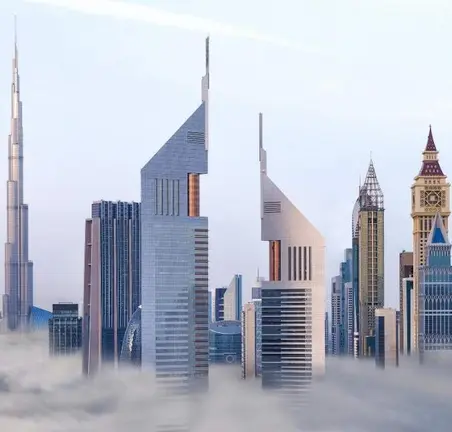 Densa niebla en Dubai. (X)