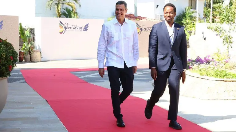 Pedro Sánchez. vestido con guayabera. (Fuente externa)