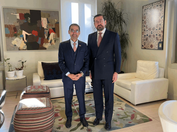 El director de Casa Árabe de Madrid, a la derecha, junto al embajador de Emiratos en España. (Casa Árabe)