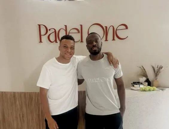 El jugador francés en las intalaciones de Padel One en Dubai. 8X)