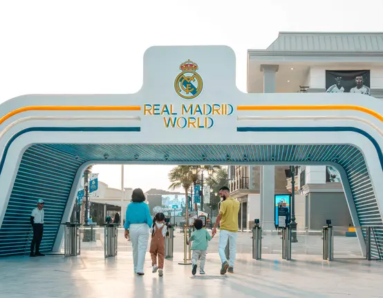 Una familia accede al Real Madrid World (Cedida).