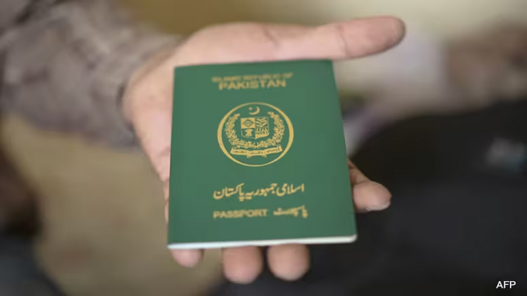 Un pasaporte de Pakistán. (X)