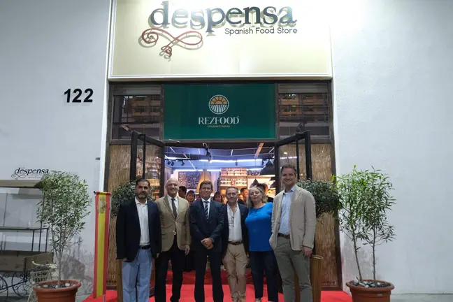 De izquierda a derecha, Damon Afkari (Rezfood), Behrooz Rezazadeh (Rezfood), Emilio Pin Godos
(Embajador español en EAU), Raúl Simón, Elisa Labori y Christian Garma (ICEX) en la puerta de la nueva tienda de La Despensa en Goshi Warehouse City. (Cedida)