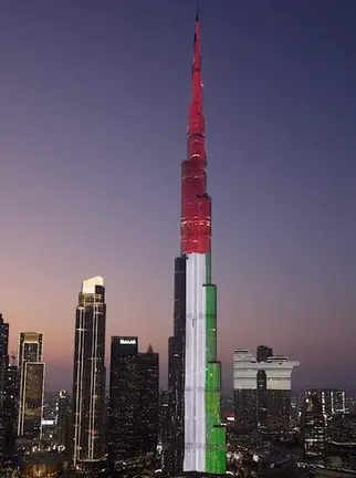 El Burj Khalifa iluminado con la bandera de EAU. (Instagram)