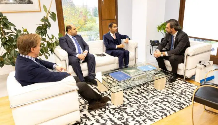 Representantes de Galicia Exterior junto al embajador emiratí en España. (X)