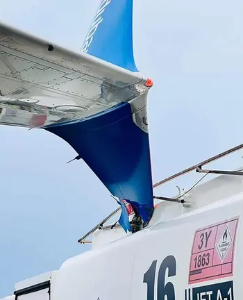 Los daños en el avión de Flydubai. (Facebook)