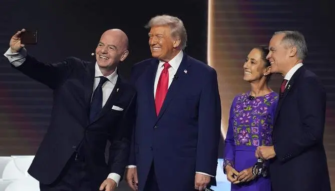 De izquierda a derecha, el presidente de la FIFA, el presidente de EEUU, la presidenta de México y el primer ministro de Canadá. (X)