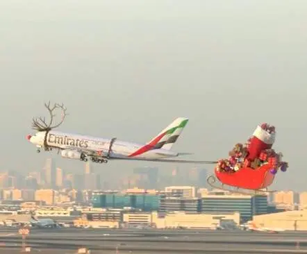 Papa Noel despega desde Dubai. (Emirates)