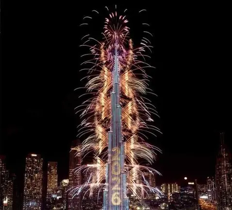 Fuegos artificiales en el Burj Khalifa de Dubai. (Emaar)