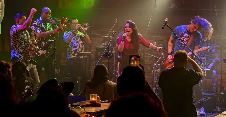 Banda La Deira en plena actuaci&oacute;n. (Cedida)