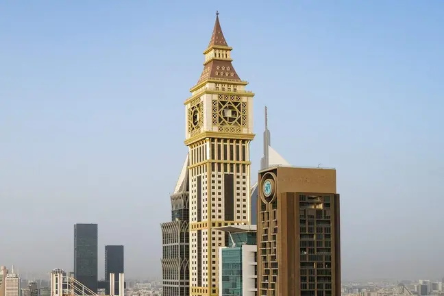 En primer t&eacute;rmino la AHS Tower en Dubai. (X)