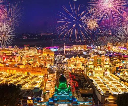 Fuegos artificiales en el Global Village. (X)