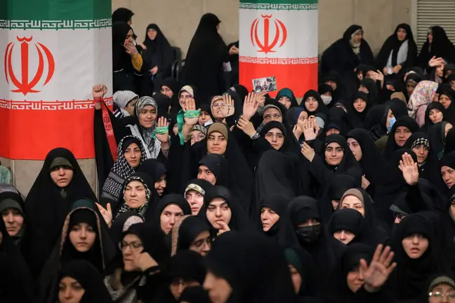 Mujeres en Ir&aacute;n. (X)