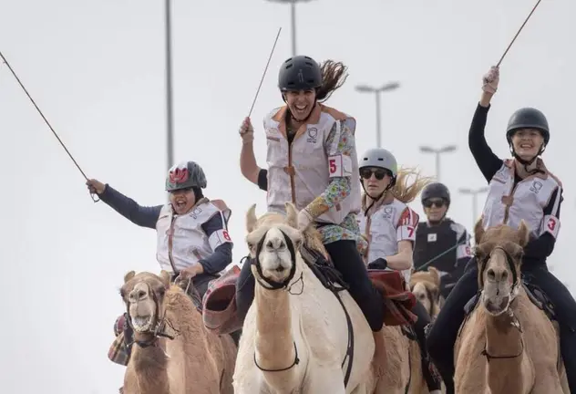 Las ganadoras del marat&oacute;n a camello. (WAM)