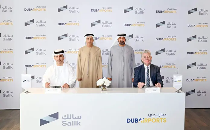 Un momento de la firma del acuerdo entre Salik y Aeropuertos de Dubai. (X)