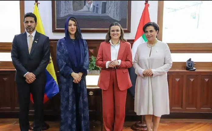 Segunda por la izquierda, la ministra Reem Al Hashimy en Ecuador. (WAM)