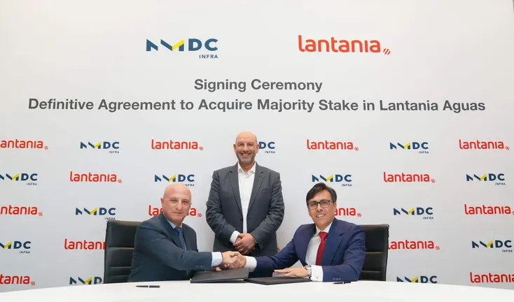 Un momento de la firma del acuerdo entre Lantania y NMDC. (WAM)