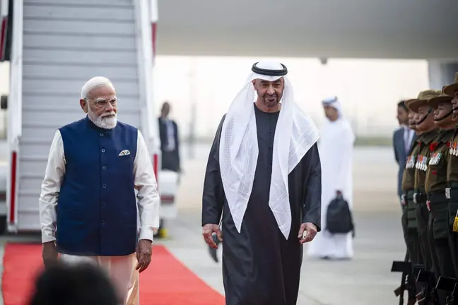 El presidente de Emiratos junto al primer ministro indio este lunes en Nueva Delhi. (WAM)